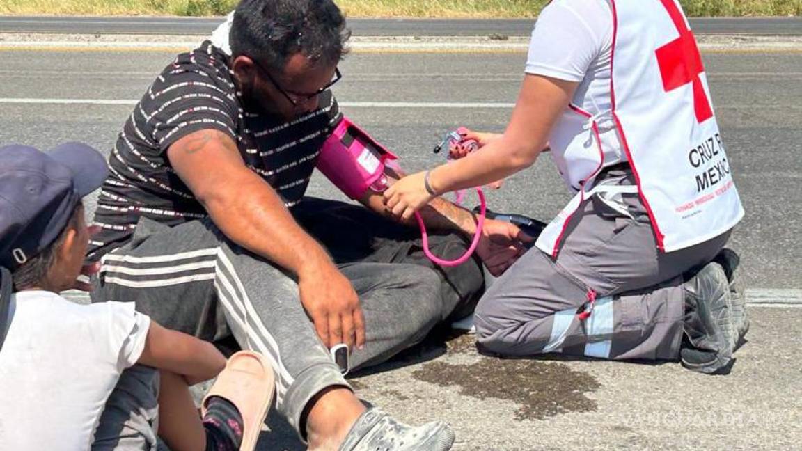 $!Paramédicos de la Cruz Roja brindan atención por golpes de calor a integrantes de los grupos de migrantes.