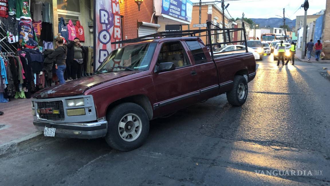 Choque en plena Zona Centro de Saltillo causa caos vial