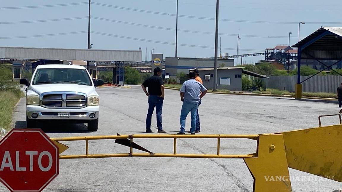 Monclova: Con apoyo policiaco levantan bloqueo de AHMSA entre tensión y reclamos