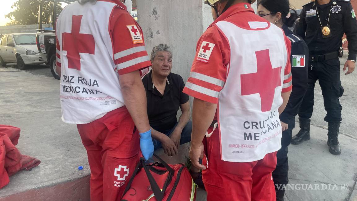 Albañil ebrio sufre fuerte caída tras ser desalojado en Saltillo