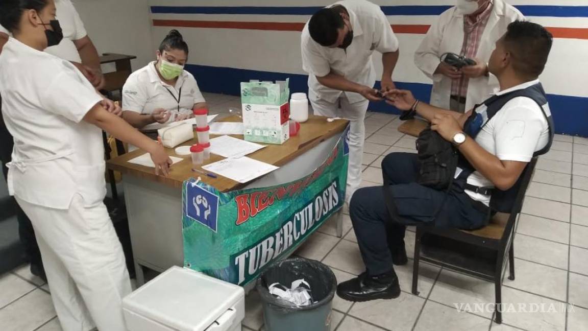 Monclova: Con brigada realizan exámenes médicos a policías municipales