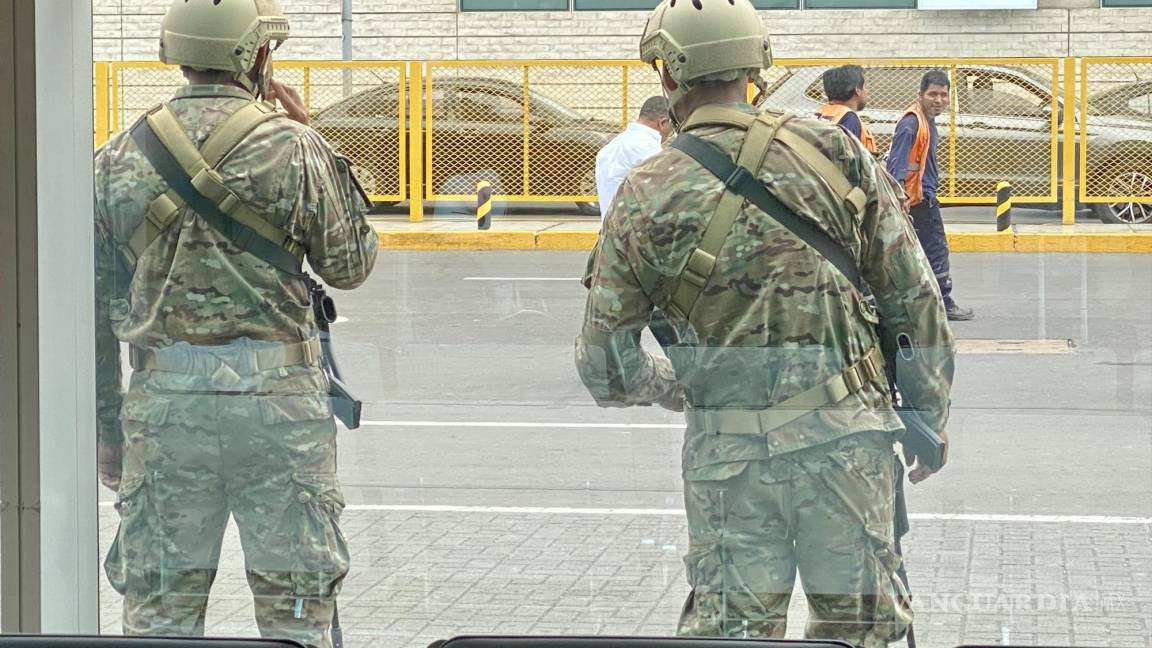 $!El ejército resguarda el aeropuerto de Lima.