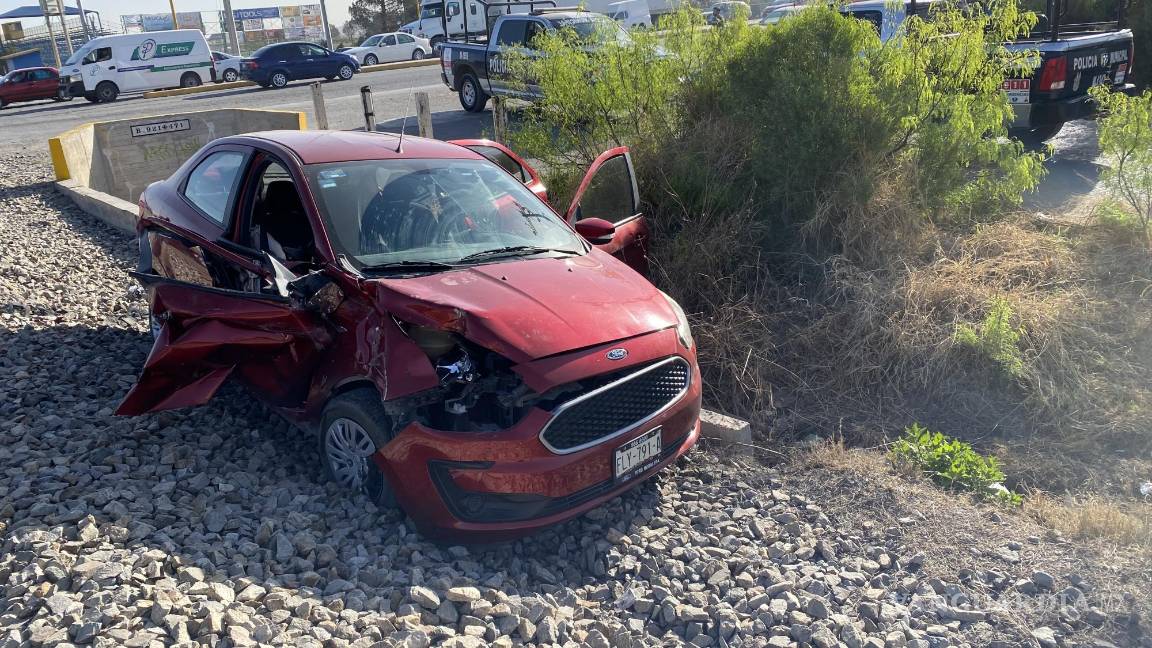 Saltillo: le falla el auto y se lo lleva el tren; abandona a sus dos acompañantes