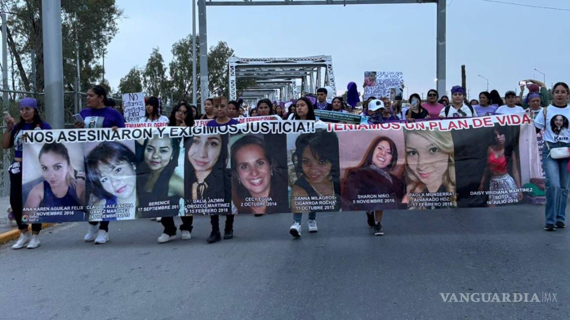 $!En el trayecto se instaló un “tendedero de denuncias” donde se exhibieron nombres y testimonios sobre presuntos agresores, así como de imágenes de víctimas de feminicidio.