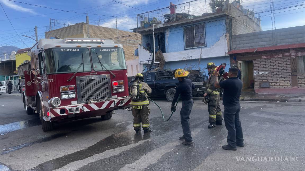 Vecinos rescatan a adulto mayor de incendio en su casa, en Saltillo