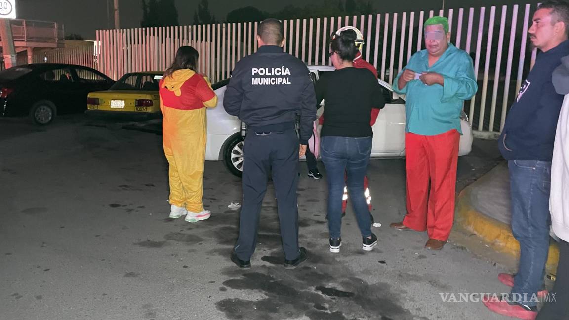 Chocan ‘Guasón’ y ‘Winnie Pooh’ contra taxi en cruce de Saltillo