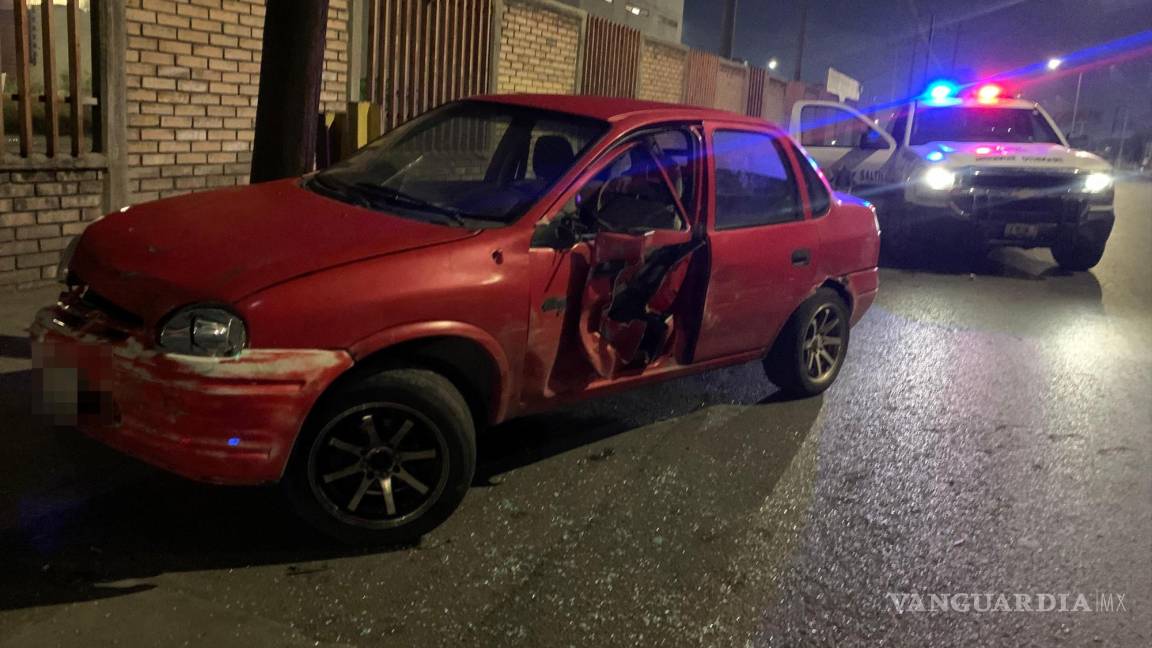 Se da a la fuga tractocamión tras destrozar un auto estacionado en Saltillo