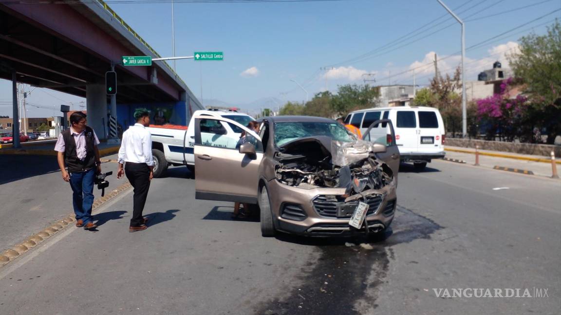 Sin percatarse que había frenado, conductora choca con camión urbano en periférico de Saltillo