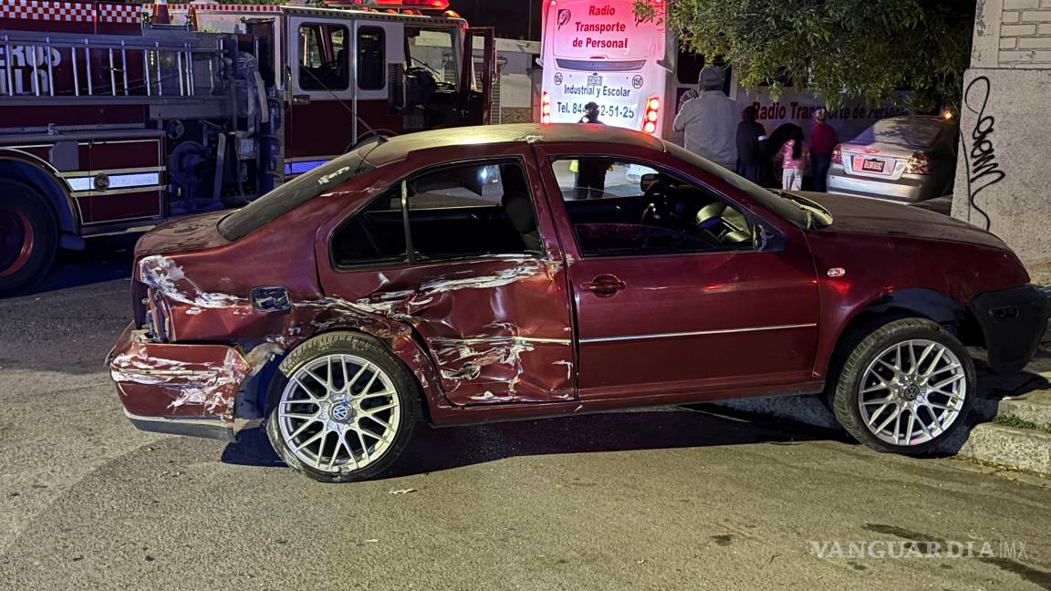 $!Elementos del cuerpo de bomberos trabajaron en el sitio para liberar a los pasajeros que quedaron atrapados entre los fierros retorcidos.