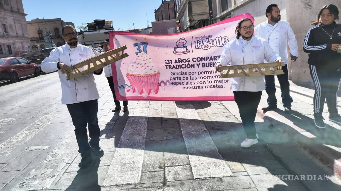 Pastelería La Salle de Saltillo celebra 37 años y sorprende regalando cupcakes