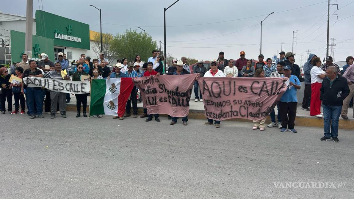 $!Durante la pasada visita de la presidenta Claudia Sheinbaum, vecinos se manifestaron para exigir se respeten los planos.