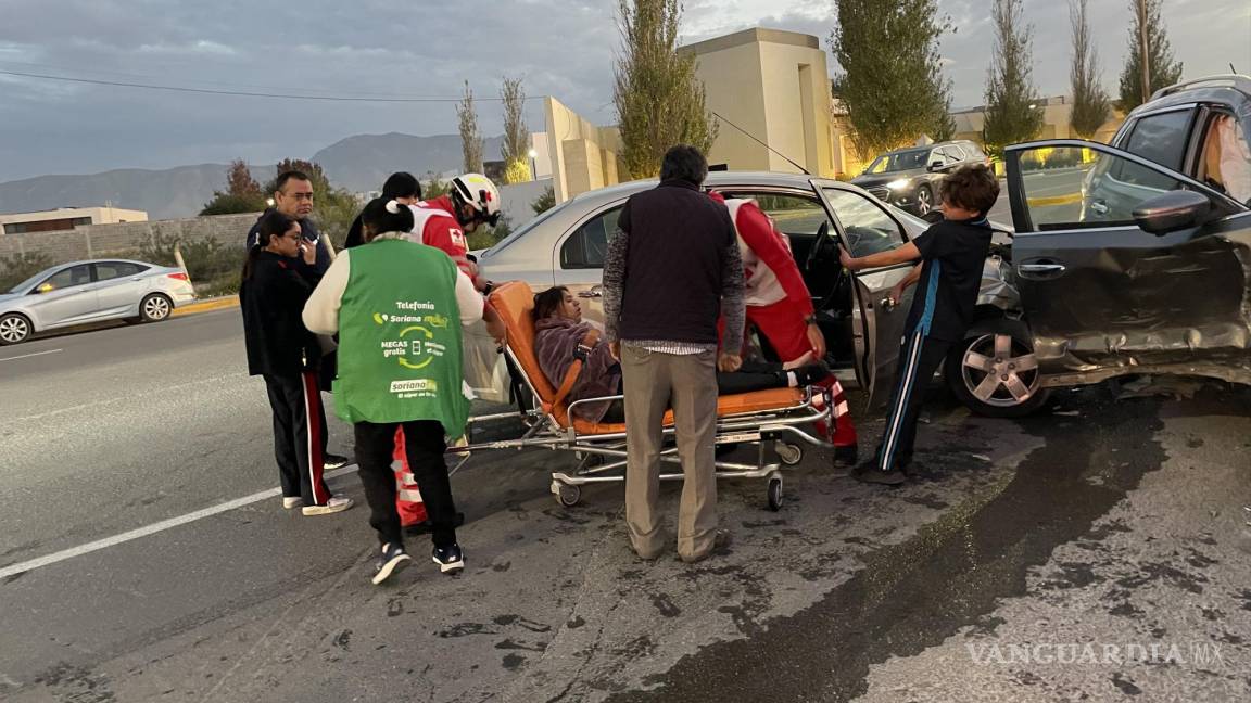 Dos menores lesionadas y cuantiosos daños materiales deja volcadura frente a Jardines de Versalles, en Saltillo