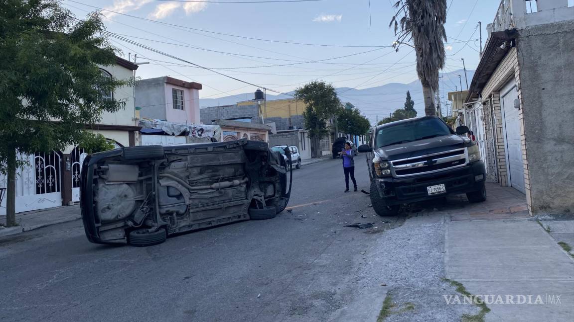 Saltillo: vuelca joven ebrio en Mirasierra; pierde el control y choca contra camioneta estacionada