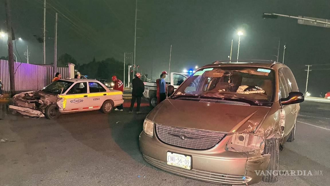 Chocan ‘Guasón’ y ‘Winnie Pooh’ contra taxi en cruce de Saltillo
