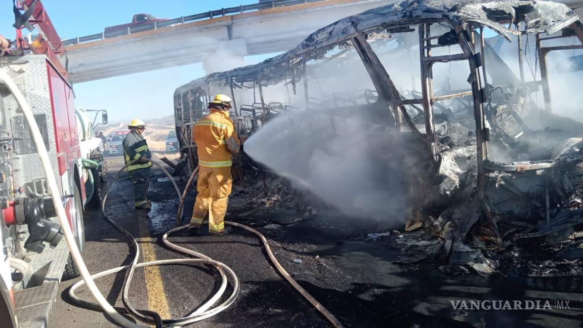 $!Bomberos combaten las llamas mientras paramédicos atienden a los heridos.