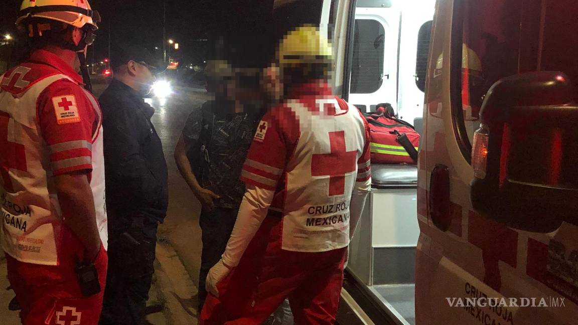 $!Paramédicos de la Cruz Roja atendieron al herido, quien se negó a ser trasladado.