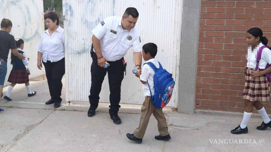 $!Agentes de seguridad interactúan con los estudiantes en la entrada de una escuela.