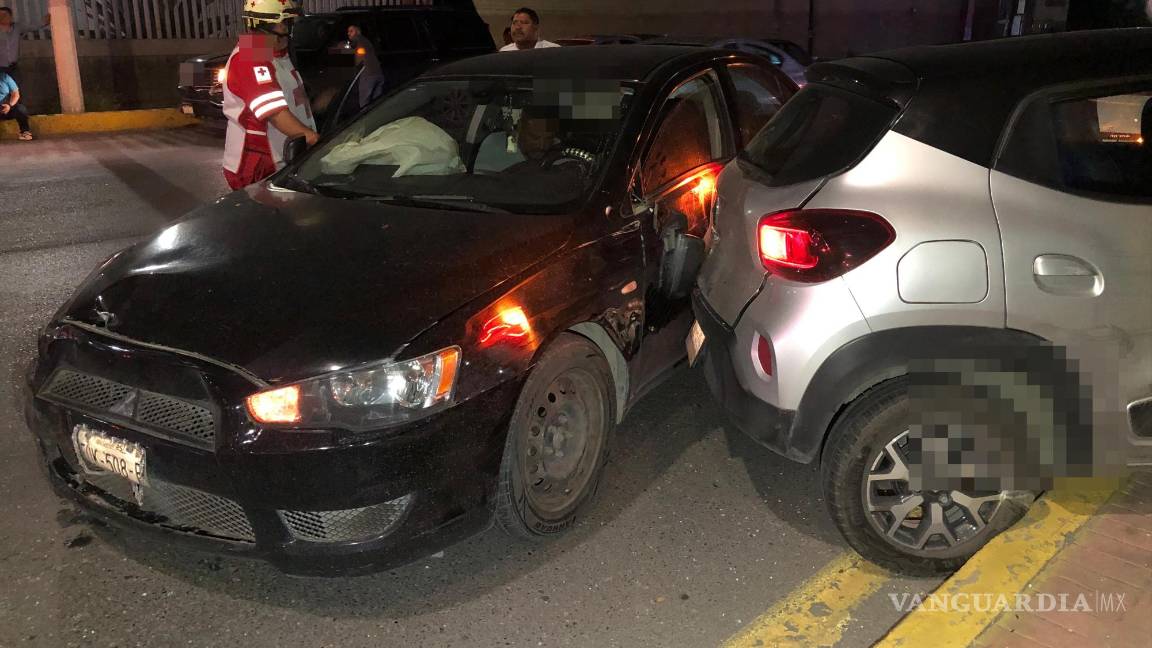 $!Ambas unidades quedaron en medio de la vialidad tras el aparatoso accidente provocado por el conductor del Renault.