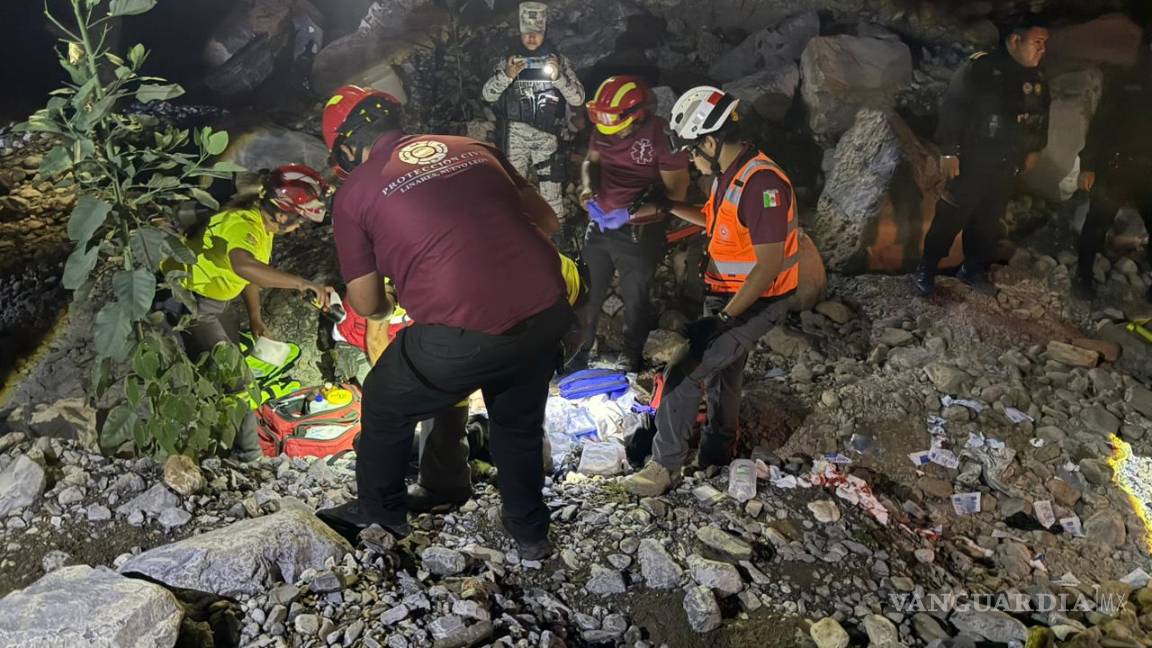 Vuelca unidad de la Guardia Nacional en Nuevo León; cae a un barranco de 10 metros