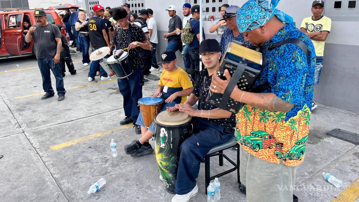 $!Flores, veladoras, pero también cantos y oraciones acompañan el adiós a las víctimas del incendio.