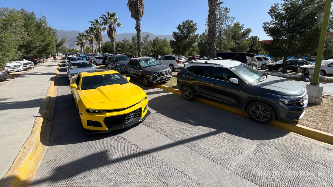 $!Largas filas de hasta 20 minutos en el estacionamiento del parque Las Maravillas afectaron la visita al Museo del Desierto durante el fin de semana largo.