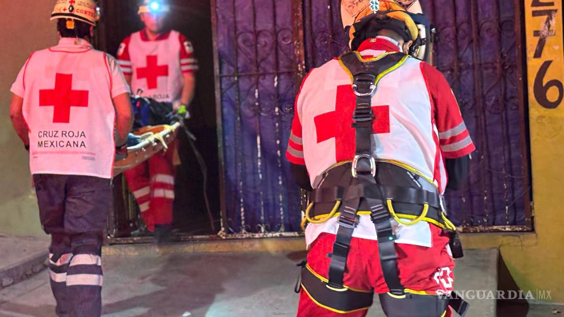 $!Personal especializado de la Cruz Roja se alistaba con equipo de cuerdas y arneses para realizar un descenso seguro por la fachada.