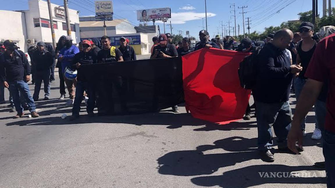 Escala molestia en Tupy por utilidades: bloquean Isidro López y colocan banderas rojinegras
