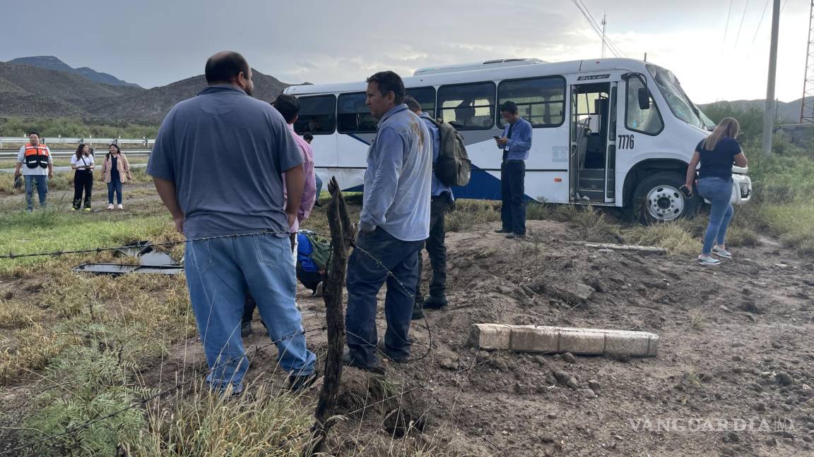 Por jugar ‘carreritas’ con otro, camión se sale de la carretera Torreón-Saltillo y vuelca