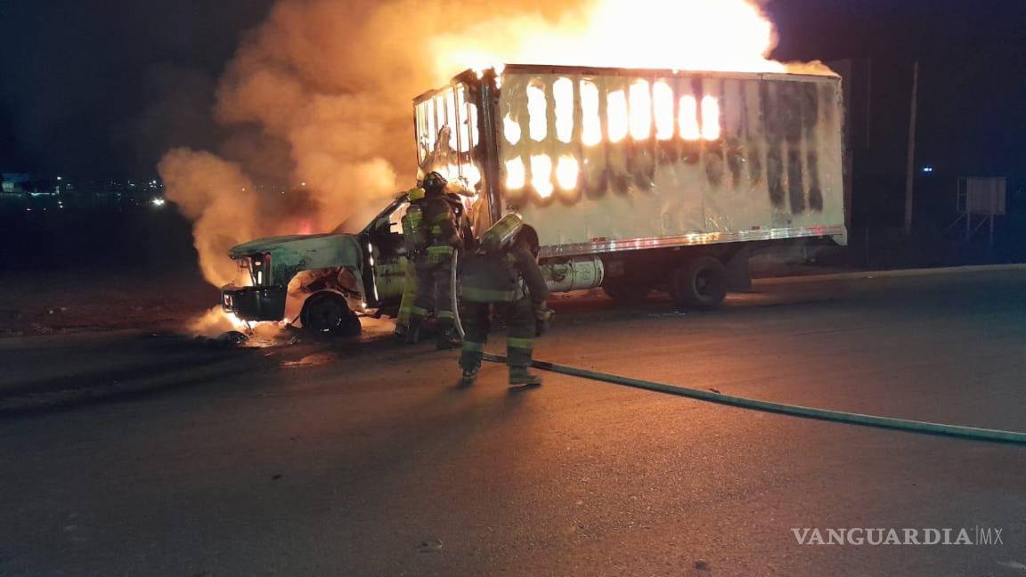 Arde camión en Ramos Arizpe; llevaba tapetes