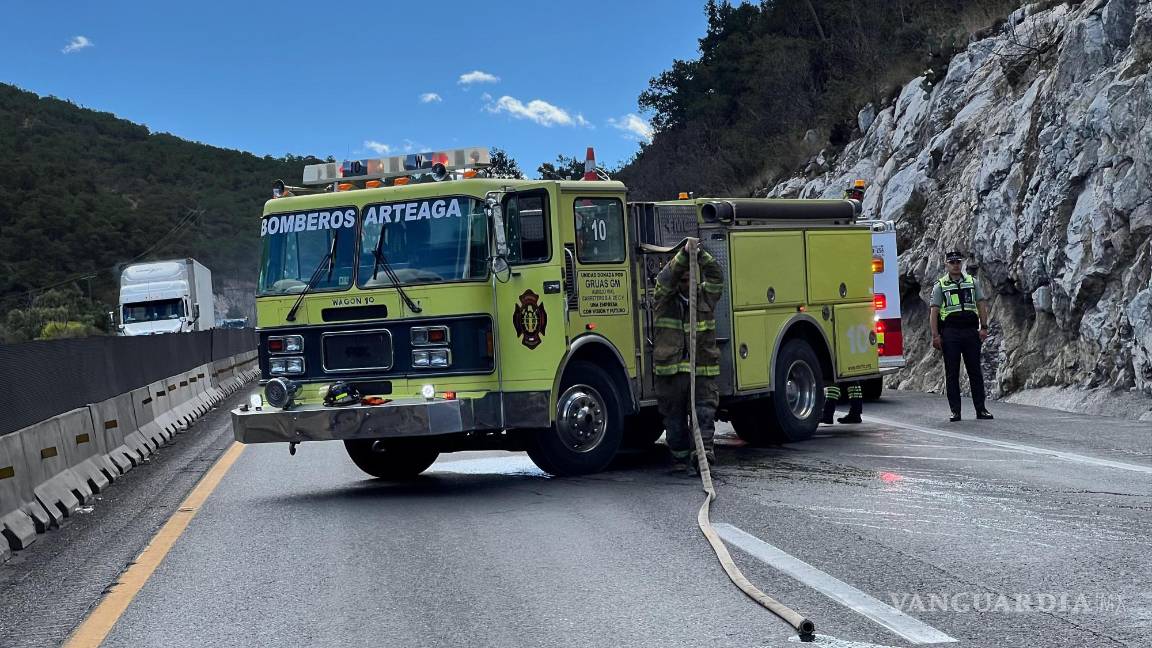 $!Bomberos de Arteaga trabajaron arduamente para extinguir las llamas que consumieron la camioneta.
