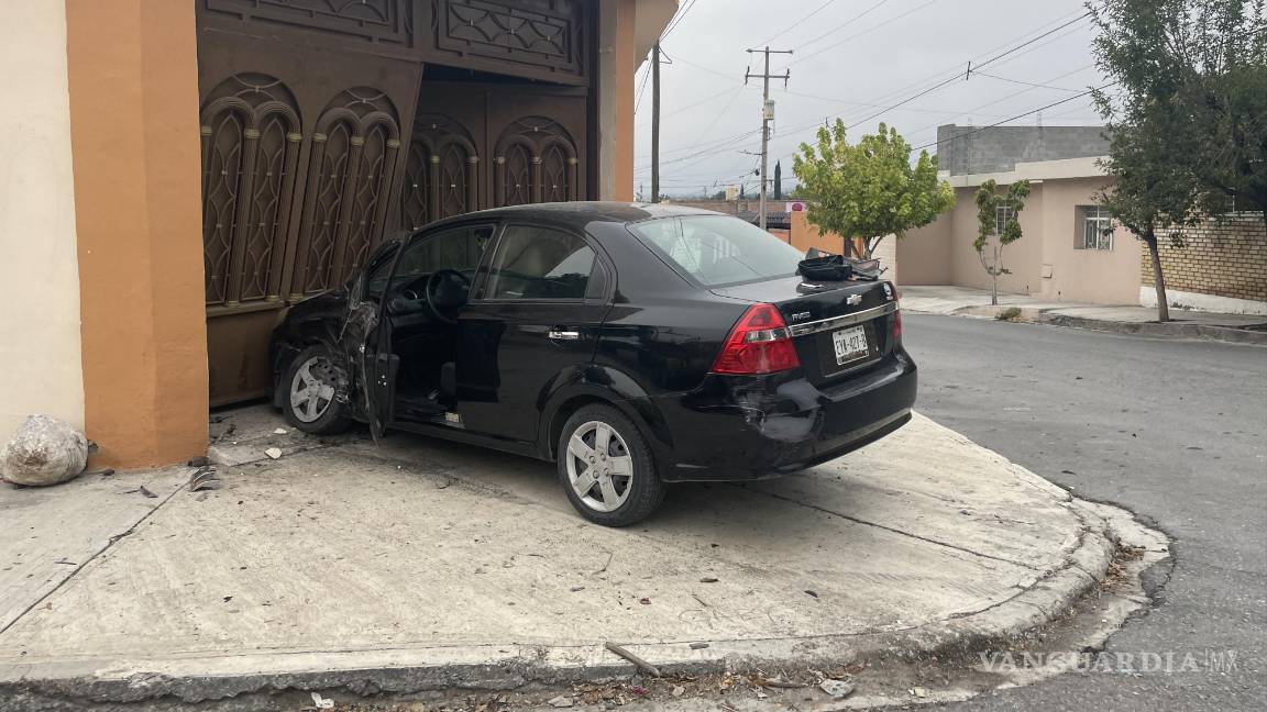 Adolescente no respeta señalamiento y termina incrustado en una casa, en Saltillo