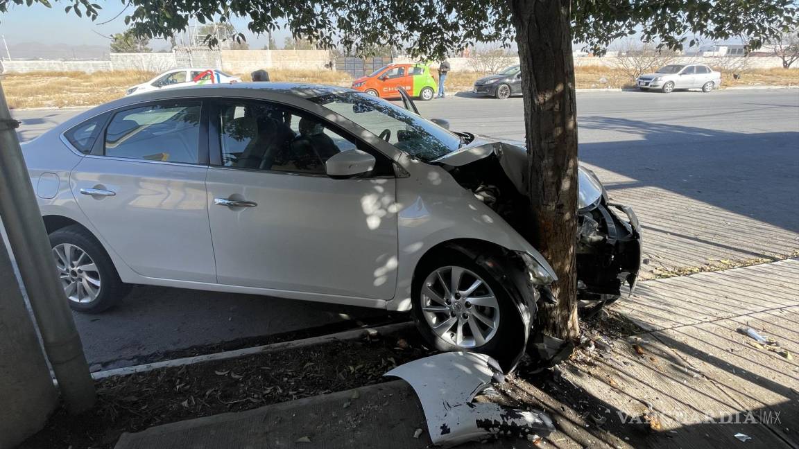 Mujer pierde control y choca contra árbol en Saltillo; usaba el celular al volante