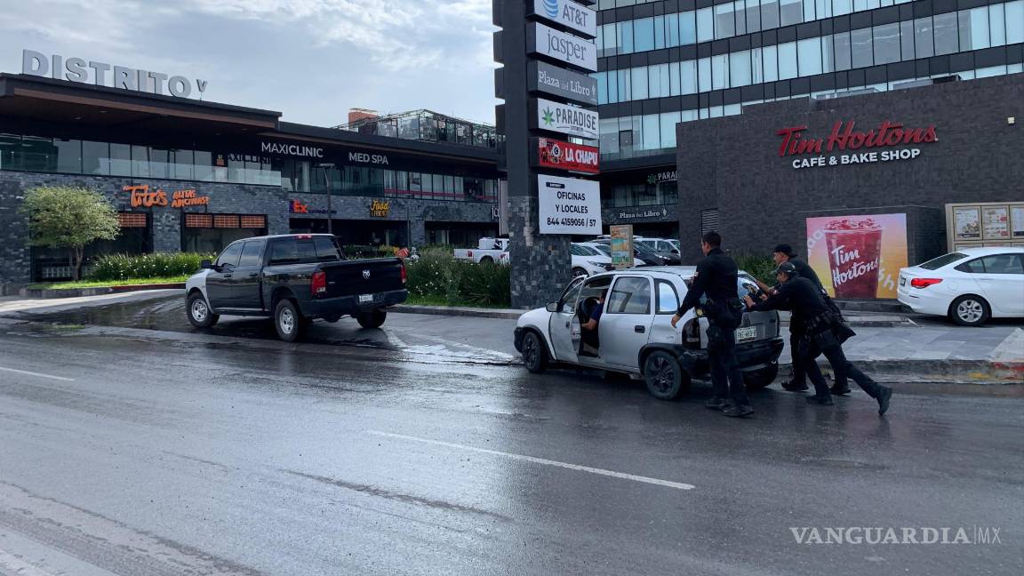 $!Un Chevy terminó averiado al pasar por la zanja.