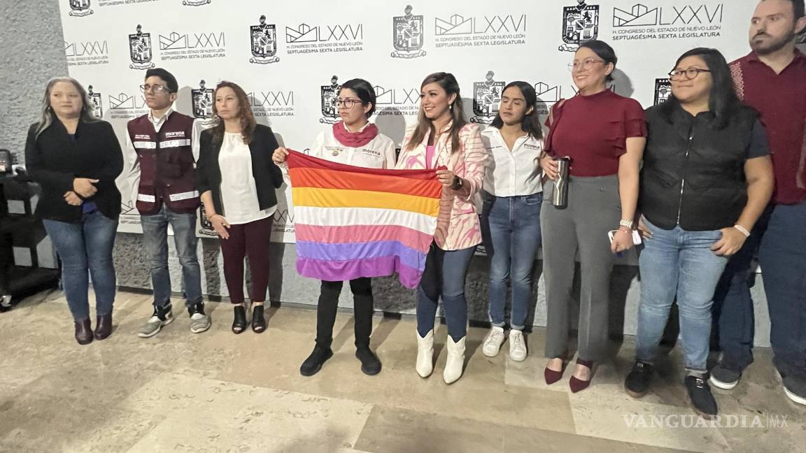 Discriminan a mujer con bandera LGBT en Congreso de Nuevo León, en Día de la Visibilidad Lésbica