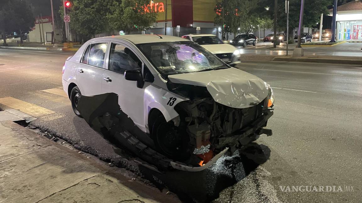 Imprudente conductor se pasa el rojo y provoca choque en la colonia República de Saltillo