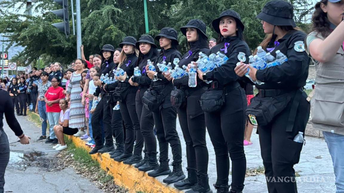 $!Autoridades desplegaron un operativo de seguridad y colocaron vallas metálicas en la Presidencia Municipal de Torreón ante la llegada del contingente.