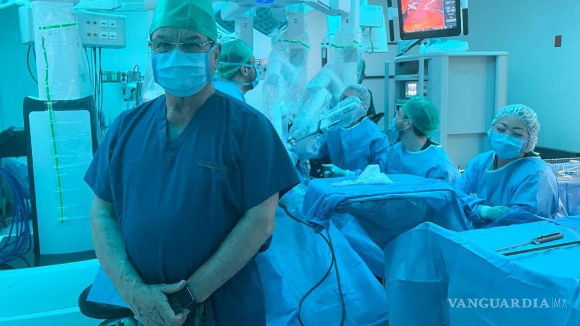 $!El doctor Roberto Bernal será uno de los encargados de manejar al robot.