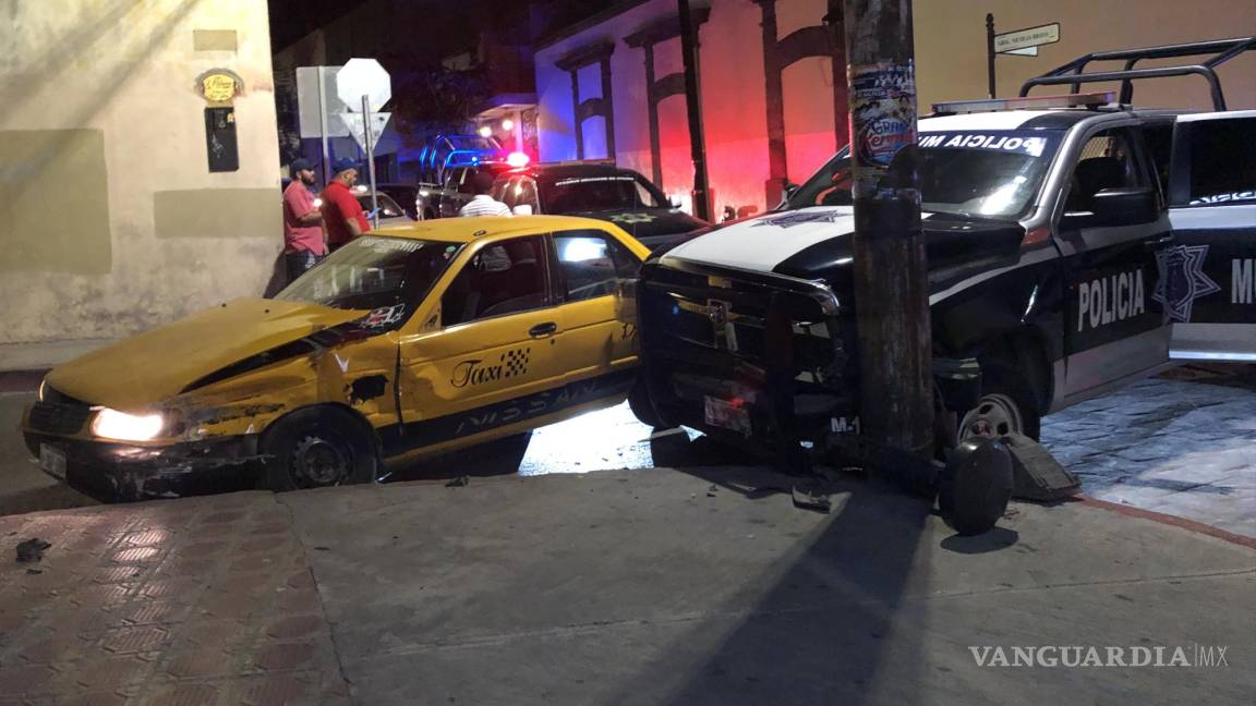 Taxista choca contra patrulla en el Centro de Saltillo; ninguno acepta su responsabilidad