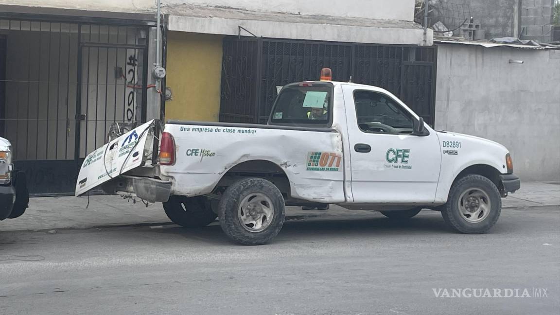 Adolescente choca la camioneta de su madre contra auto de la CFE, en Saltillo