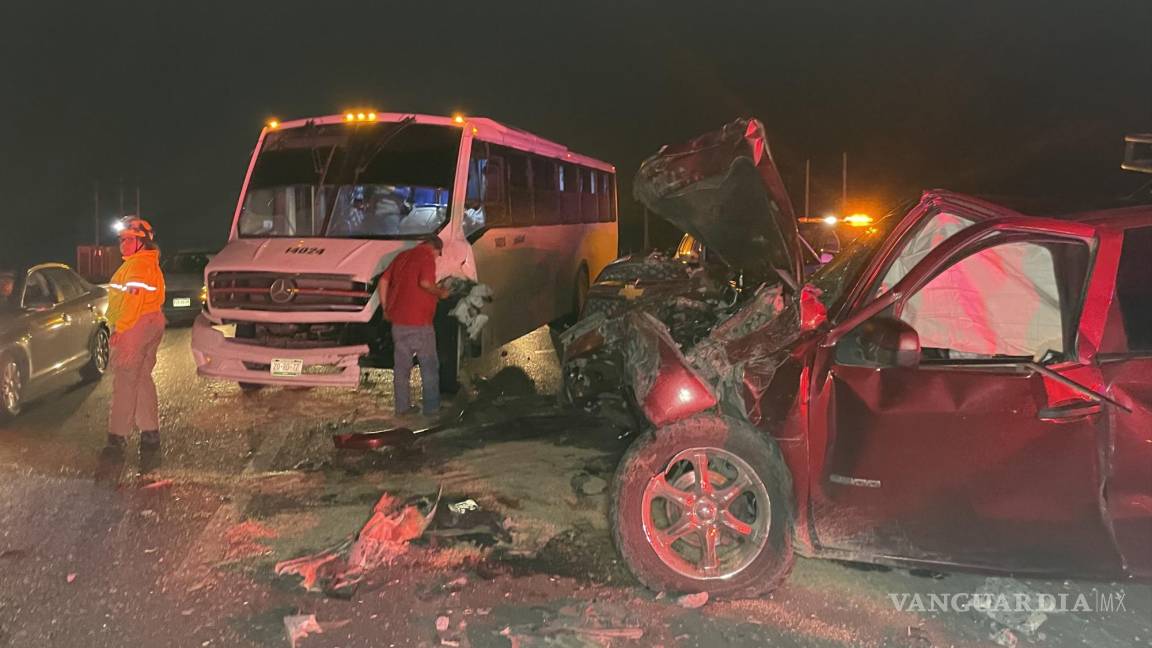 Camioneta cargada con chivas choca contra transporte y deja 4 heridos en carretera a Zacatecas