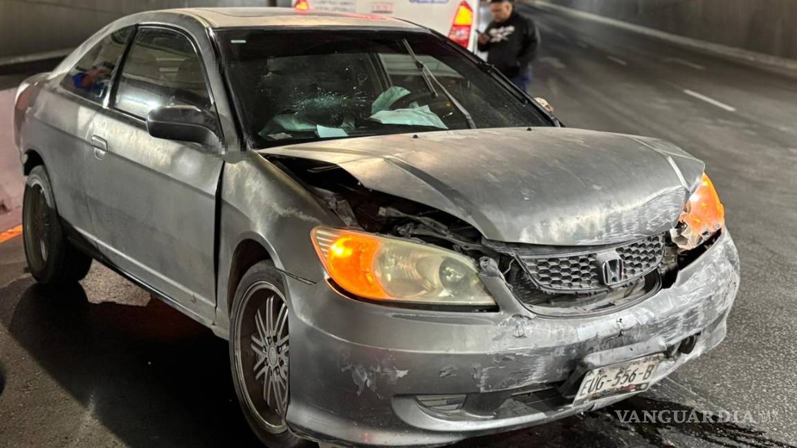 $!El automóvil Honda Civic quedó destrozado tras impactarse contra las ballenas vehiculares en el periférico Luis Echeverría Álvarez.