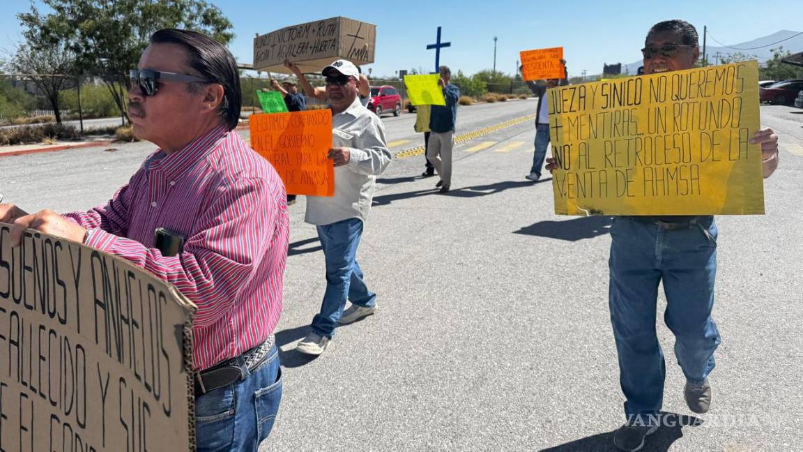 $!La manifestación inició en las instalaciones de la acerera, recorriendo avenidas principales de Monclova para visibilizar el reclamo de miles de familias.