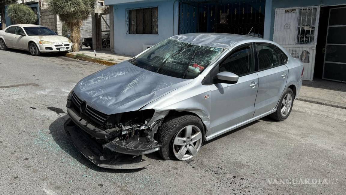 Acelerado y distraído con el celular, choca contra auto y vuelca en Saltillo