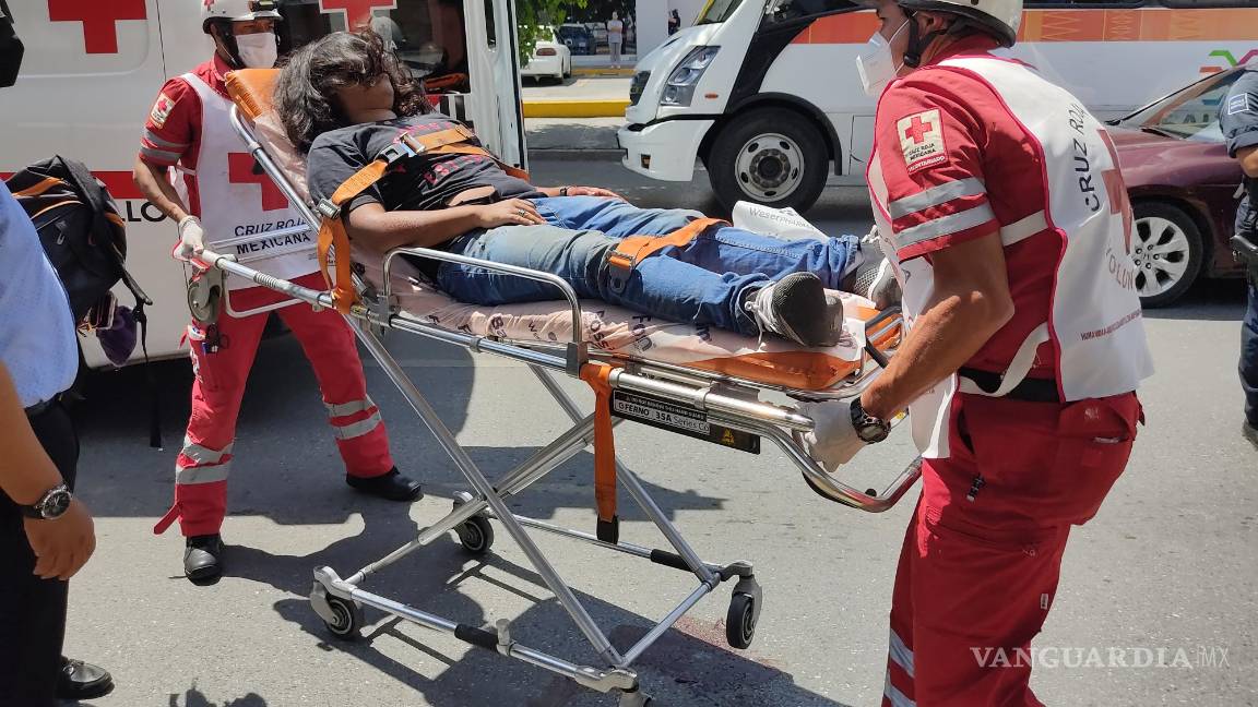 Se pasa el rojo y atropella a peatón en pleno V. Carranza de Saltillo