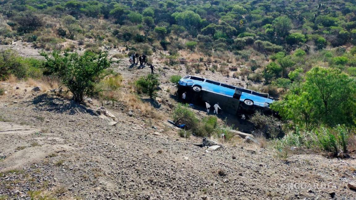 Cae a barranco autobús que transportaba migrantes en San Luis Potosí; hay 6 muertos