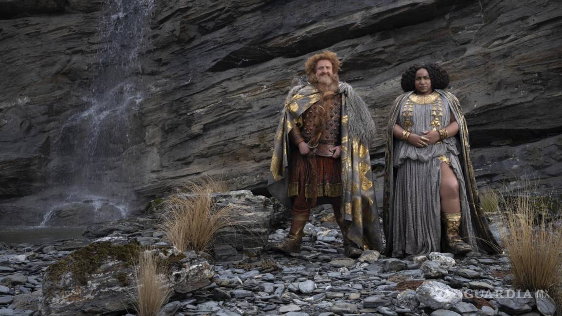 $!En esta imagen proporcionada por Amazon Studios, Owain Arthur, izquierda, y Sophia Nomvete en una escena de The Lord of the Rings: The Rings of Power.