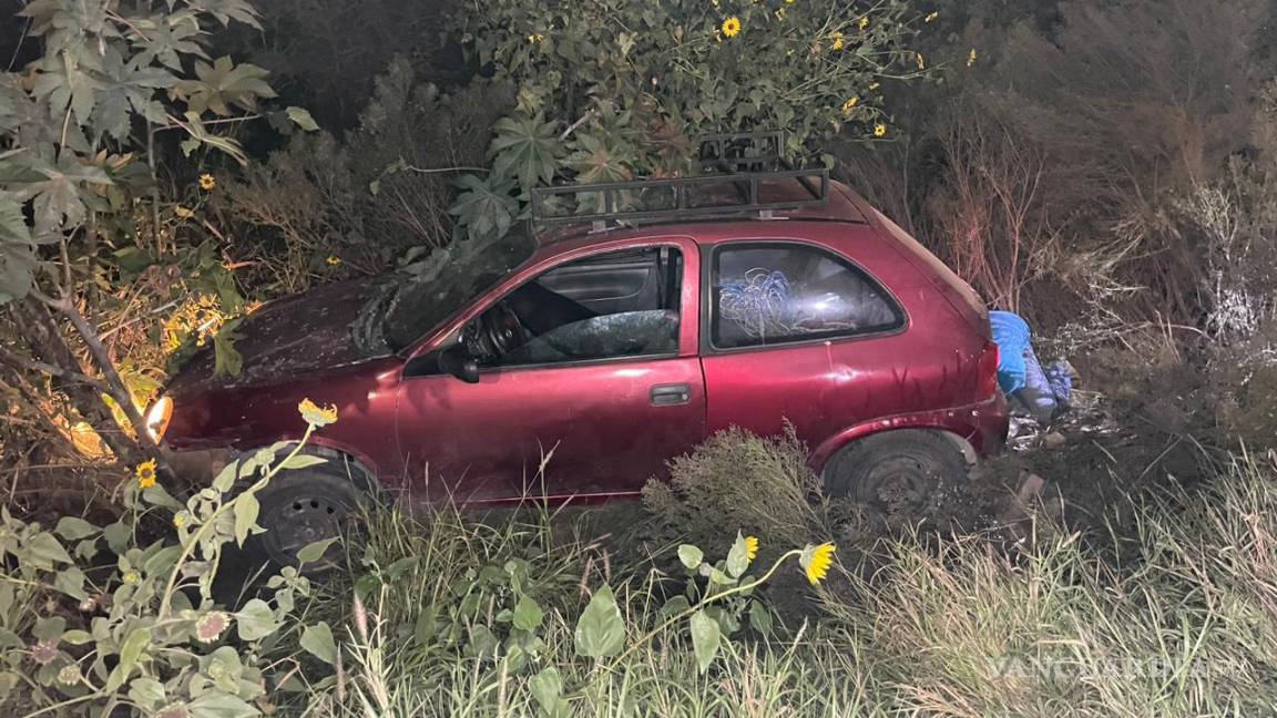 Chevy cae a arroyo de la Loma Linda de Saltillo; conductor huye y deja abandonado su vehículo