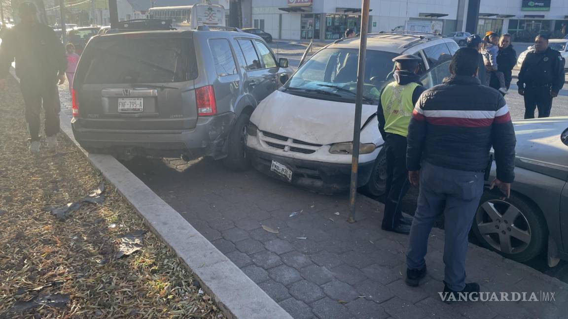 Choque múltiple frente a Presidencia de Saltillo deja 3 vehículos dañados