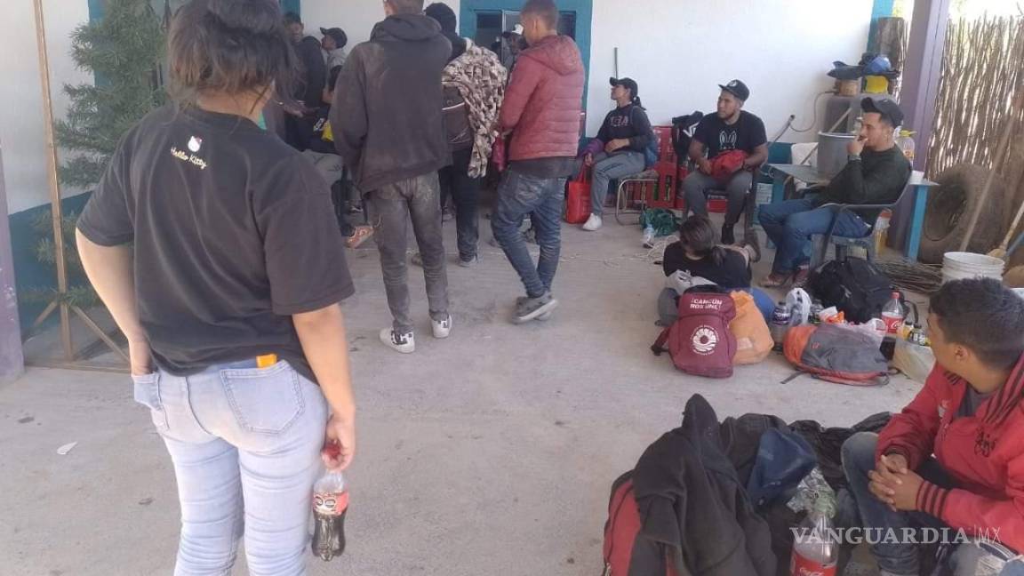 Arriban 2 mil migrantes en busca de ayuda a humilde ejido de la carretera Torreón-Saltillo