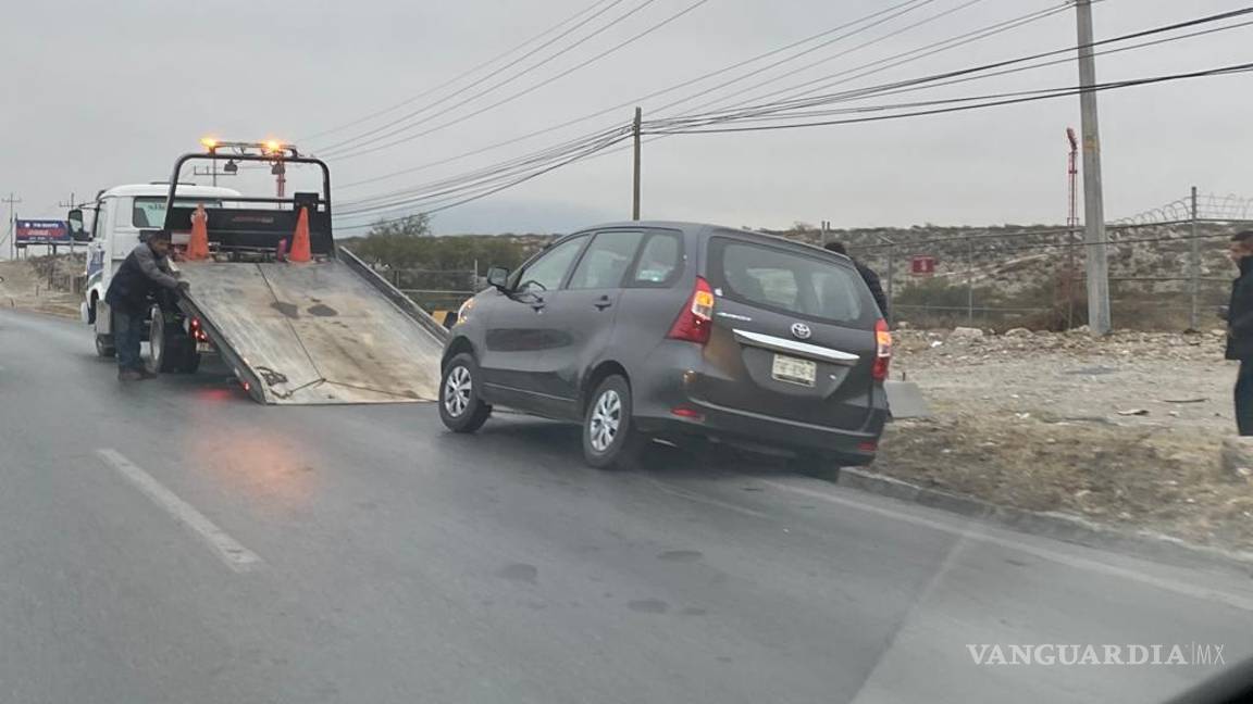 Conductora derrapa y cae en cuneta frente a Areopuerto Plan de Guadalupe en Ramos Arizpe